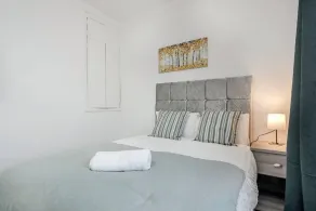 Stunning Top 2 Bed Flat Tilbury Central Location - Image 4