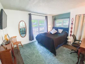 \"Lakeview Retreat\" Lakefront! Hot Tub, Pool, 10min to Raceway, Golf, & Waterpark - Image 4