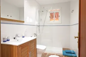 Family country house, quiet location, private pool, internet - Image 3