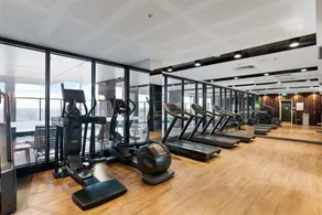 Luxury CBD Escape - 1BR Apartment with Pool & Gym - Image 2