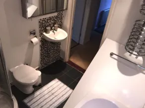 Lovely 3 Bedroom holiday home with free parking - Image 3