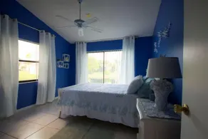 Comfortable 3-bedroom waterfront villa with heated pool - Image 5