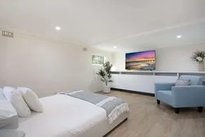 Idyllic 4-Bed Home With Alfresco Area Near Beach - Image 4