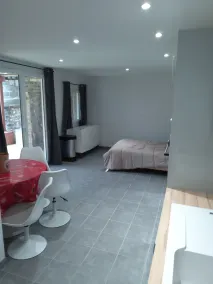 30 m2 furnished apartment near shops and the subway - Image 3