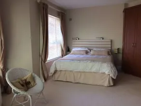 Relax in a luxury countryside retreat, just 5 minutes from a huge sandy beach. - Image 4
