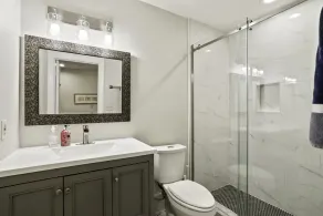 Condo au bord de l'eau avec piscine et quai à proximité du quartier historique - Image 4