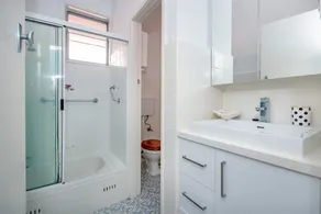 Summer Breeze | 2BR. Parking. Close to CBD + Beach - Image 2