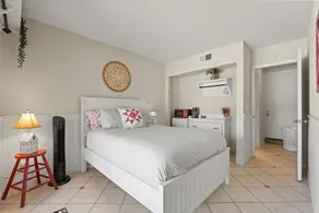 Private Suite with separate entrance and private bath - Image 5