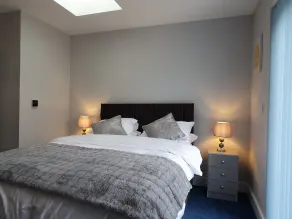 Modern fully self-contained Annex, free Parking private off street, large Garden - Image 4