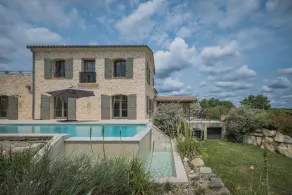 spacieux mas en pierre tout confort avec piscine pour 8 pers à Uzès - Image 2