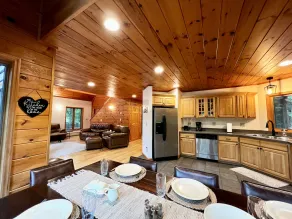 Family Lodge with hot tub, AC, minutes to Lake Placid and Hiking, Pet Friendly - Image 5