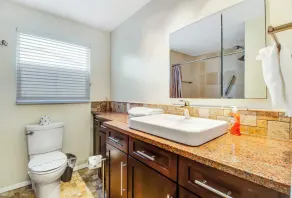 Tropical Shores Retreat - 10 Minutes to Siesta Key Beach - Image 3