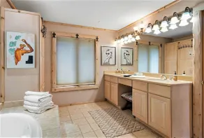 Sleeps 21! Private Log Lodge on large wooded lot 2 min from Beaches/Golf/Wine! - Image 5
