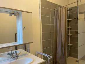 Appartement F2 1ier étage  , grande terrasse Calme , Familial à 200m des thermes - Image 3