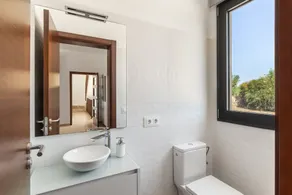 Holiday Home 'Colonies' with Sea Views, Wi-Fi, and Air Conditioning - Image 4