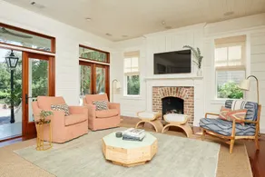 Pet Friendly, Water Views, Walk to shops & dining - Image 2