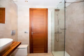 Moderna casa con gran piscina - Image 2