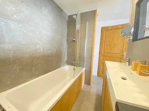 Top-floor duplex, balconies, 4 bedrooms, and 3 bathrooms - Image 4