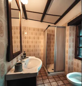 Spacious and Sunny Flat with Balcony Views, 4BD, 1.5 BT, Free Parking, Free Wifi - Image 2