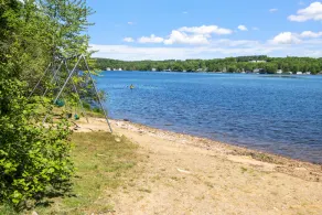 Idyllic Lakeside Getaway 4 Bedroom Home by RedAwning - Image 4