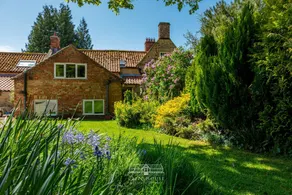 SGLYG - 1 bed Holiday Cottage with parking and EV - Image 5