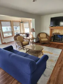 Lakefront Retreat w/ Private Beach. Sleeps 12 - Image 5