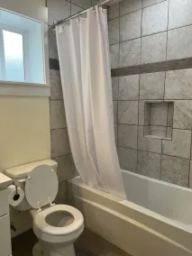 Spacious 1 bedroom apartment <br>2 mins to shopping malls and restaurants - Image 4