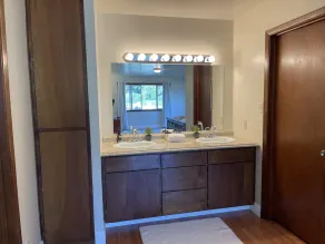 FARM HOUSE ON ACREAGE IN THE REDWOODS - Image 2