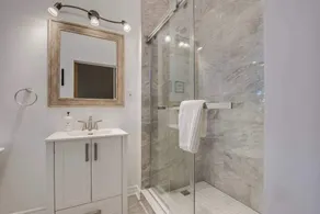 Casa Hotels: Chic Industrial 2nd Floor Suite - Image 4