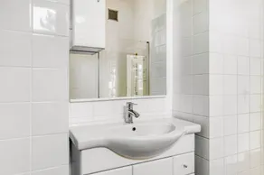 Airy Hietzing 4BR w/ Community Garden & Private Terrace, by Blueground - Image 3