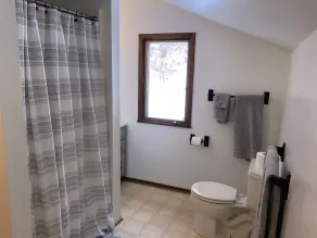Cozy Woodland 4 Bedroom - Image 4