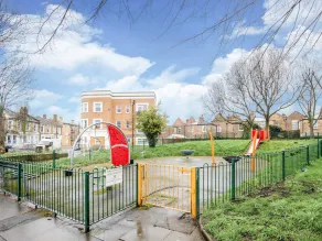 Lovely Studio in London With Patio - Image 3