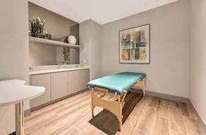 Beautiful and Stylish Condo Close The Doral Park - Image 2