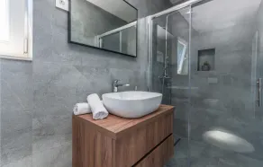 Pet friendly home in Tinj - Image 4