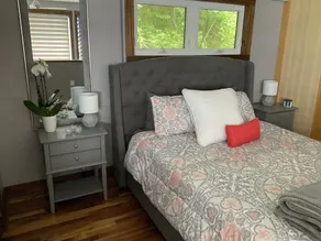 Lake house with spectacular sun rises. Separate bunkie on the property - Image 3