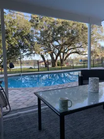Le début de l'automne apporte des prix spéciaux. Lacs, piscine et une belle maison. Viens voir!! - Image 3