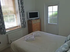 Southover Beach - Family Garden Apartment - Image 4