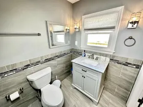 N.W. Entertainment District Den w/ King Bed - Image 3
