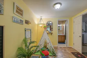 Beautiful waterfront townhouse w/ perfect location, fireplace & WiFi - Image 4