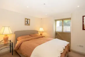 Priory Courtyard - 3 Bedroom Escape - Image 5