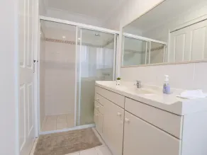 Cheerful 4-bedroom home with natural backyard - Image 2