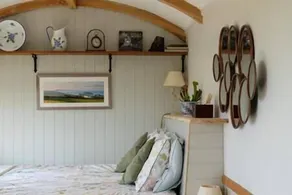 The Acorn - Luxury Shepherds Hut hot tub panoramic views - Image 3