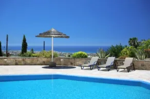 Garden apartment with sea views - Image 4