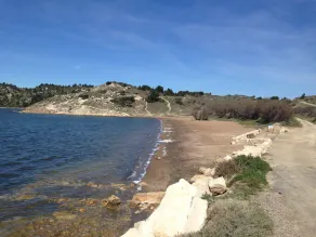 Utsikt över damm och hav i hjärtat av den gamla byn Bages mellan Narbonne och Collioure - Image 3