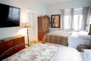 Bootlegger House Sleeps 10-20 Free TV & Parking - Image 5