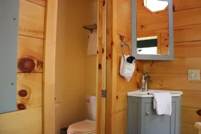 Smukt træhus bygget midt i popler, gamle hvide egetræer og røde ahorn. - Image 2