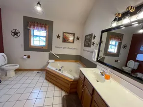 3 bed Log Cabin, w/2 Jacuzzi, 1 mi to SDC,  pool, nature trails, private lake - Image 4