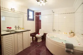 Sunrise Villa With 3 Bedrooms and 3 Bathrooms - Image 3