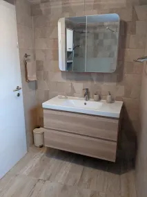 Hus ved søen med to terrasser - Image 2
