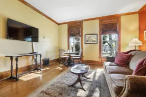 Charming Queen Suite, two person jet tub, downtown - Image 4